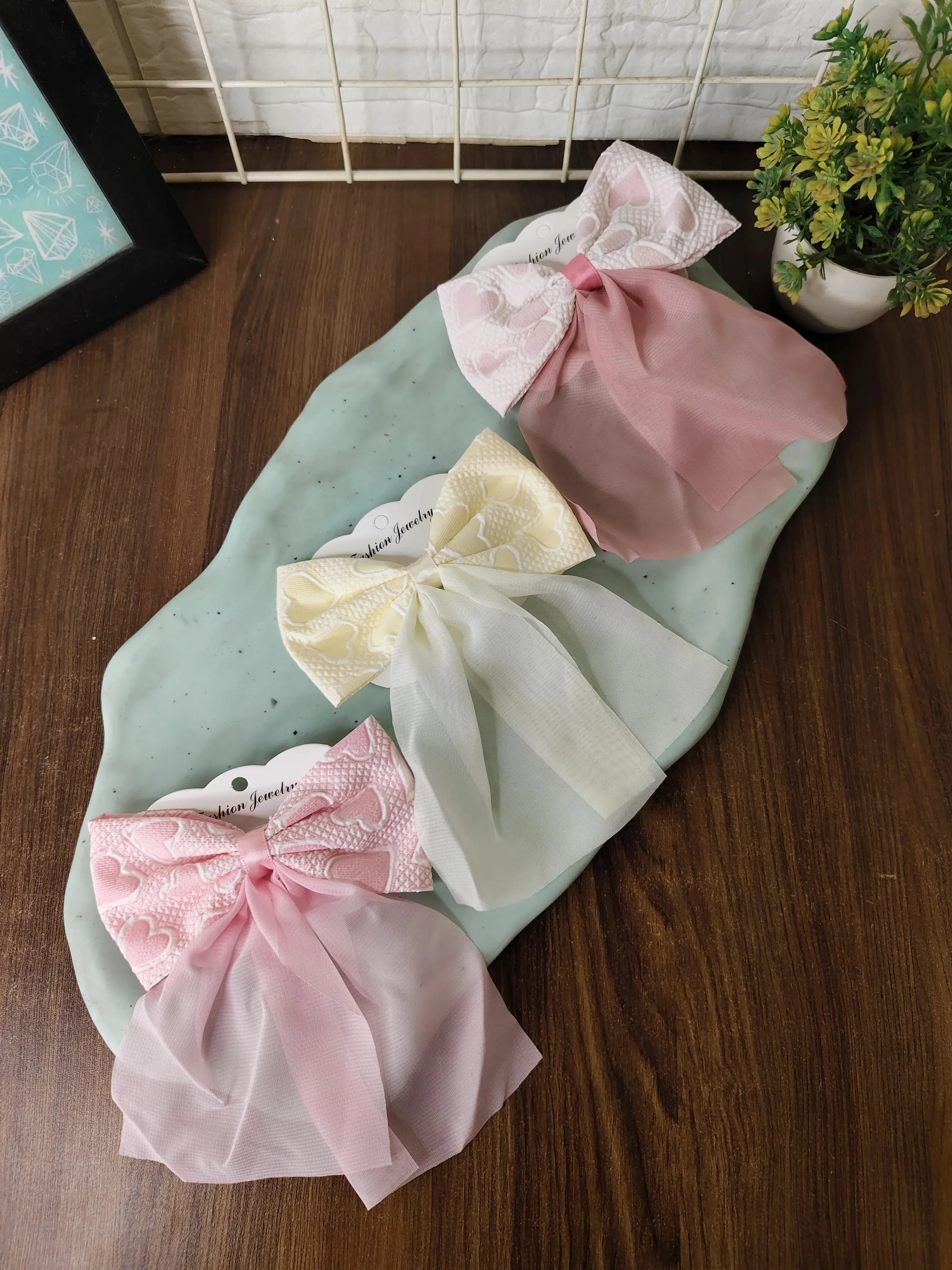 Elegant tail bow