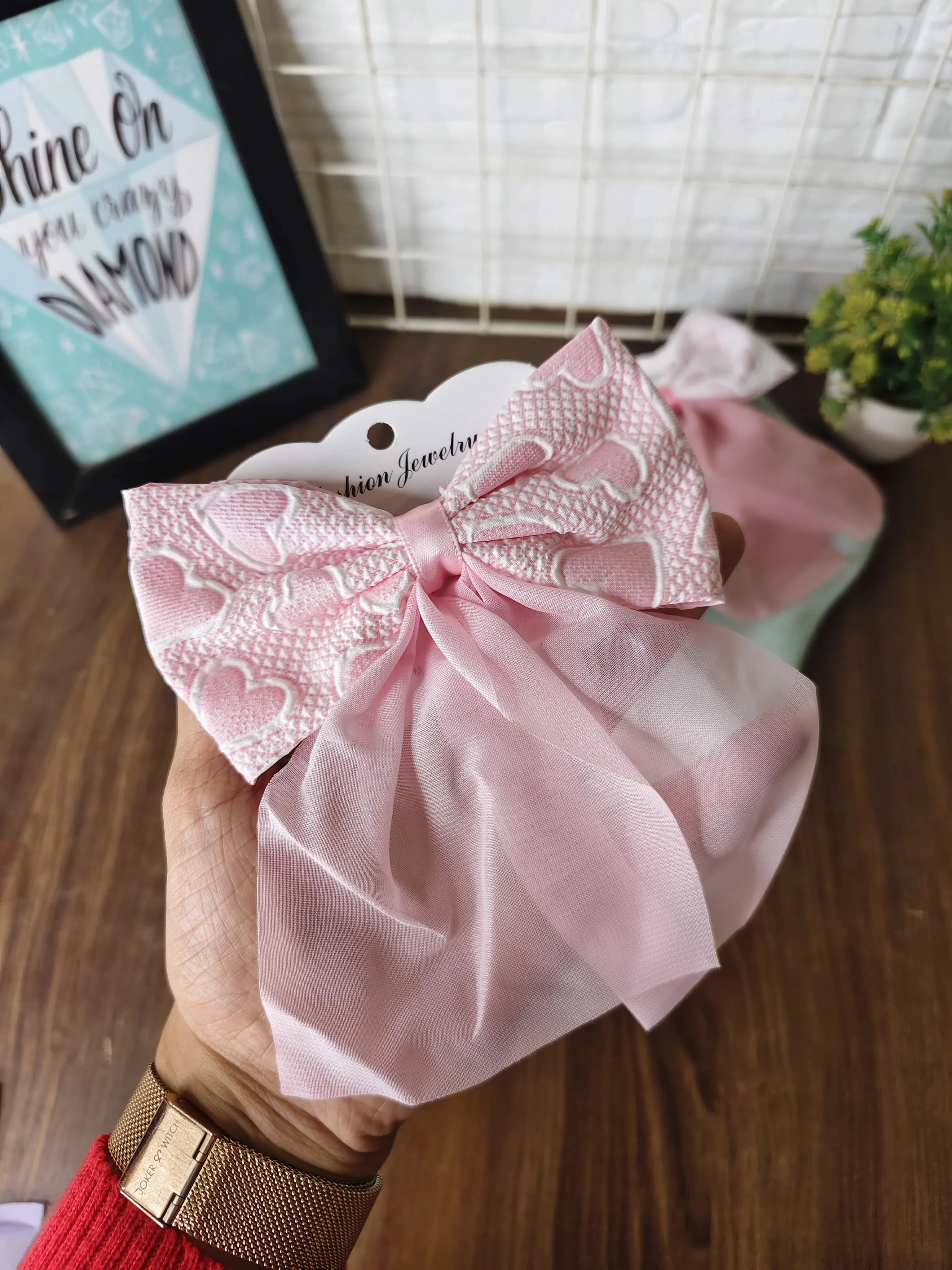 Elegant tail bow