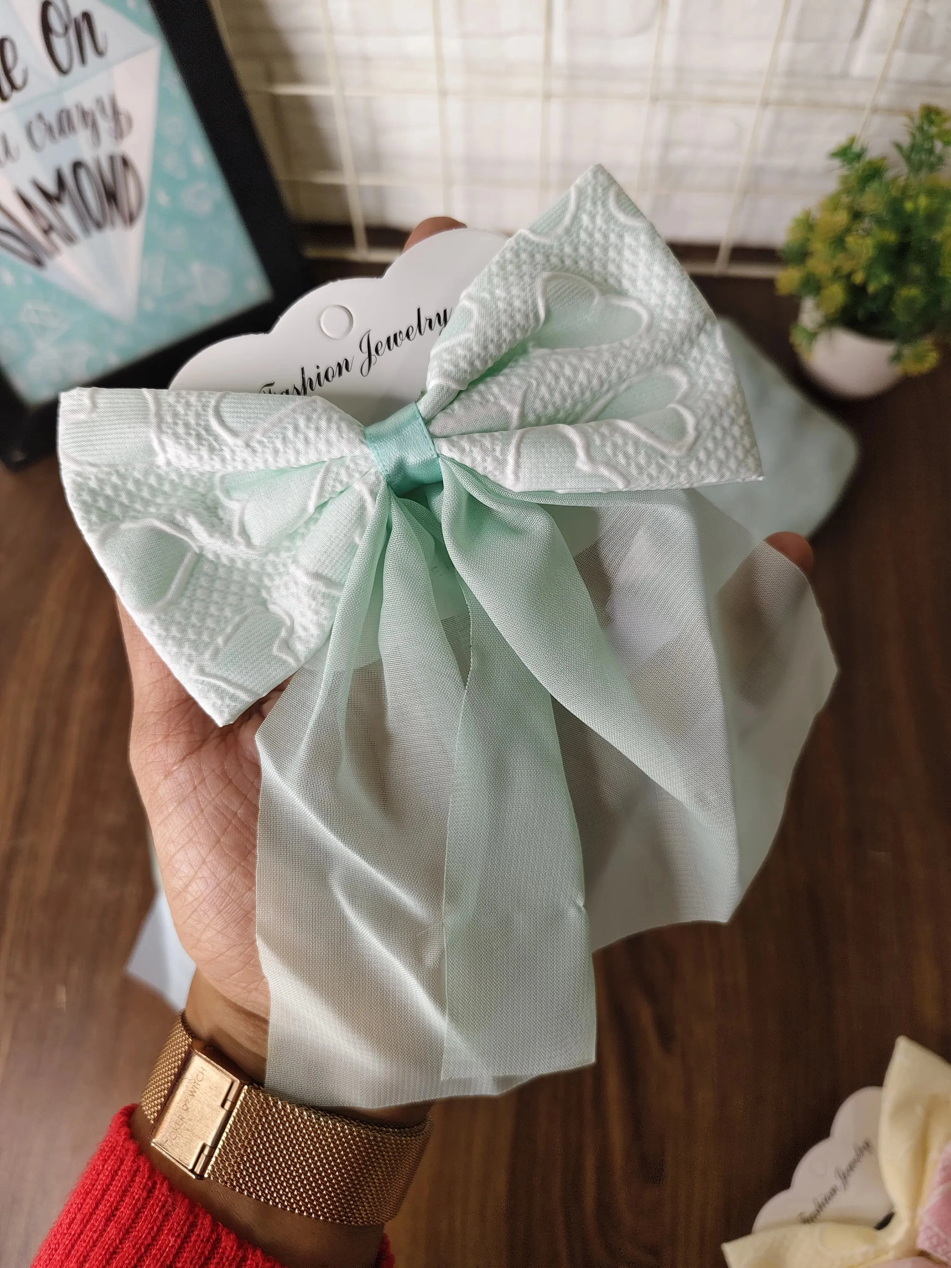Elegant tail bow